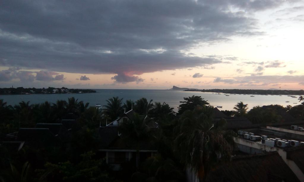 Hypertek Hotel Grand Baie Bagian luar foto