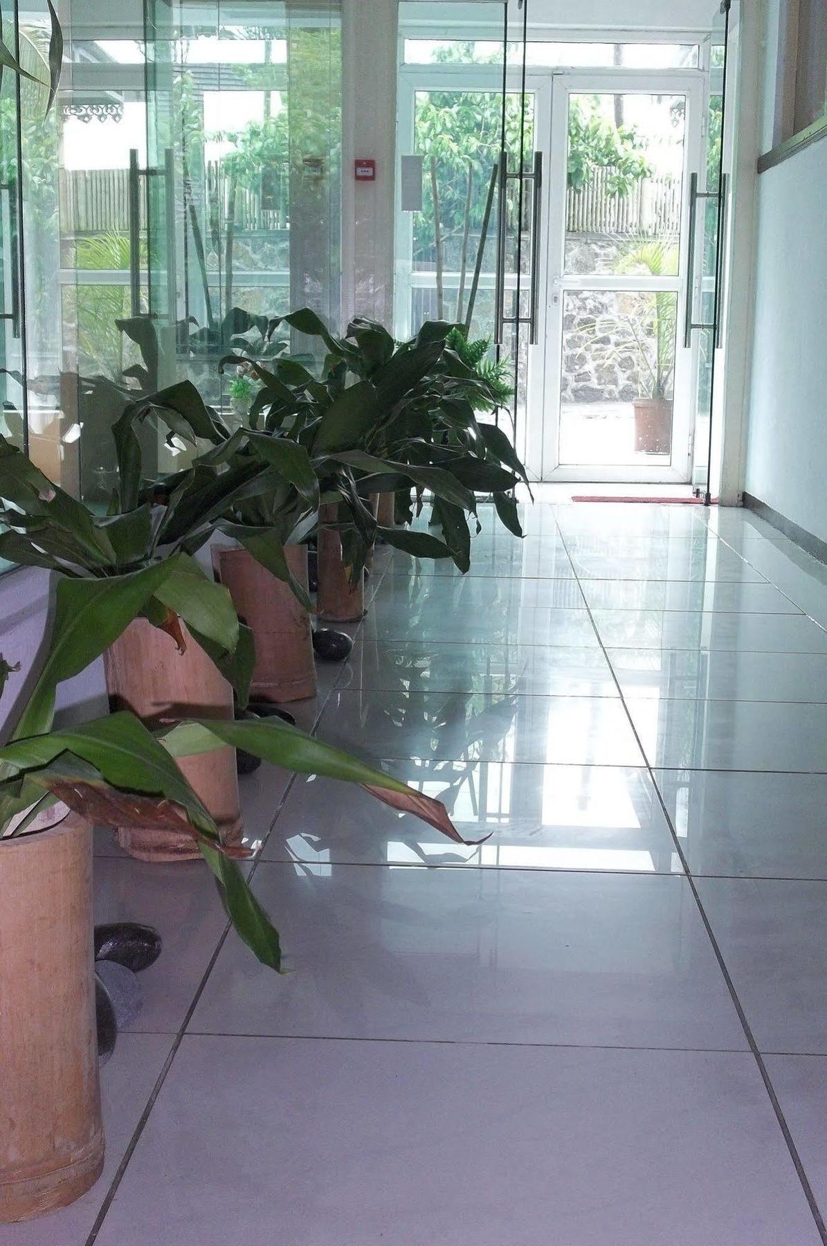 Hypertek Hotel Grand Baie Bagian luar foto