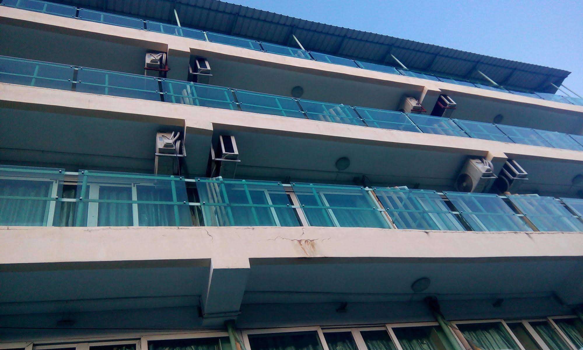 Hypertek Hotel Grand Baie Bagian luar foto