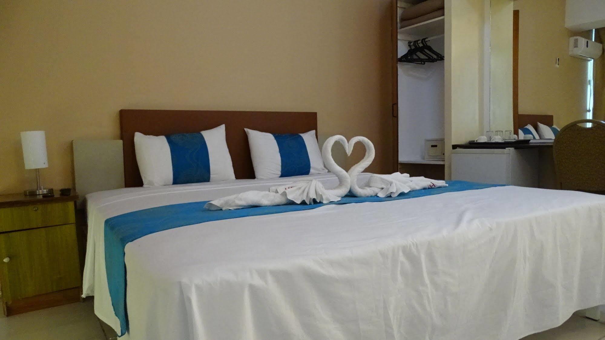 Hypertek Hotel Grand Baie Bagian luar foto