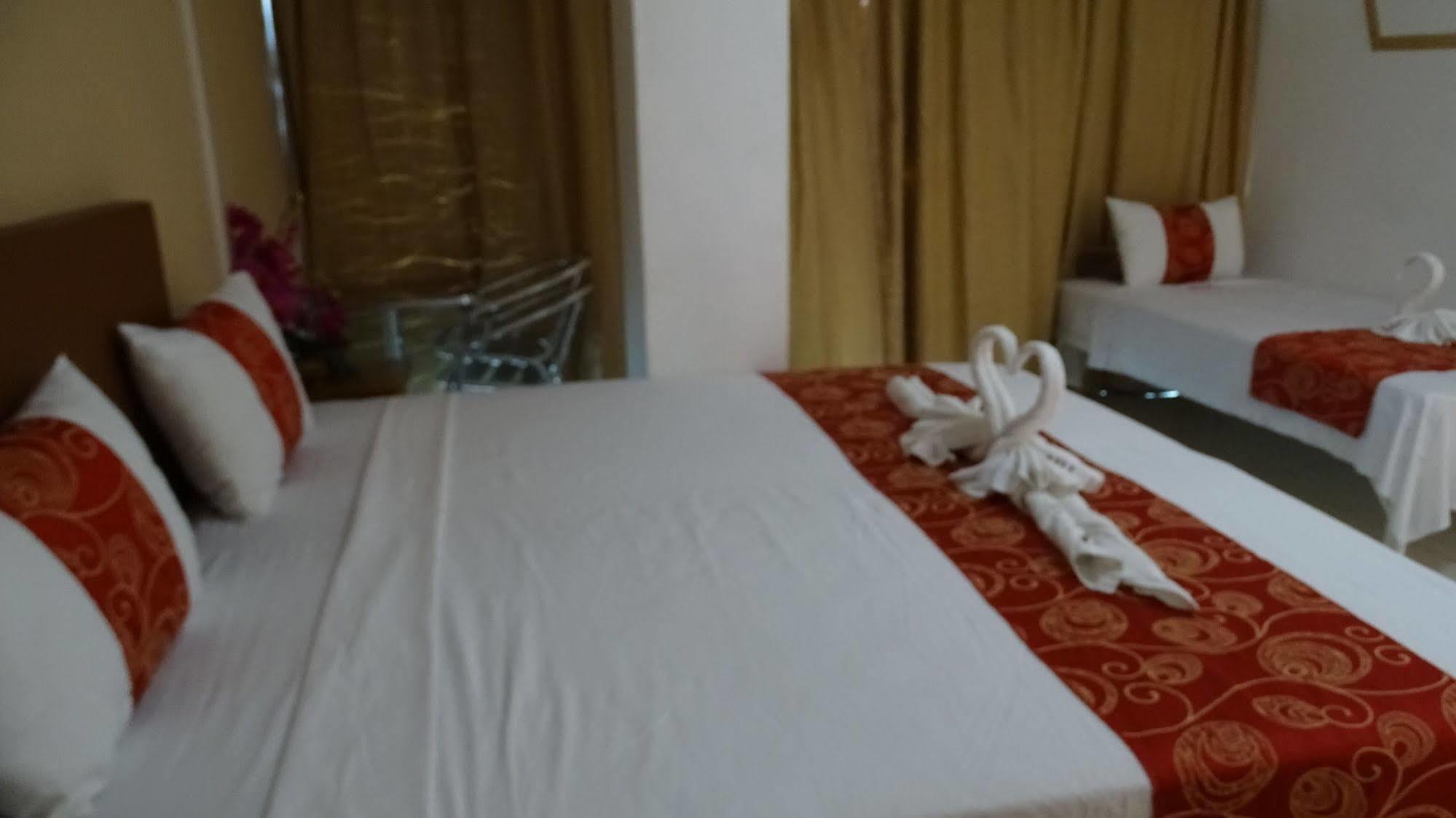 Hypertek Hotel Grand Baie Bagian luar foto